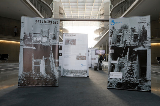 Mehrere Roll-Ups der Ausstellung.